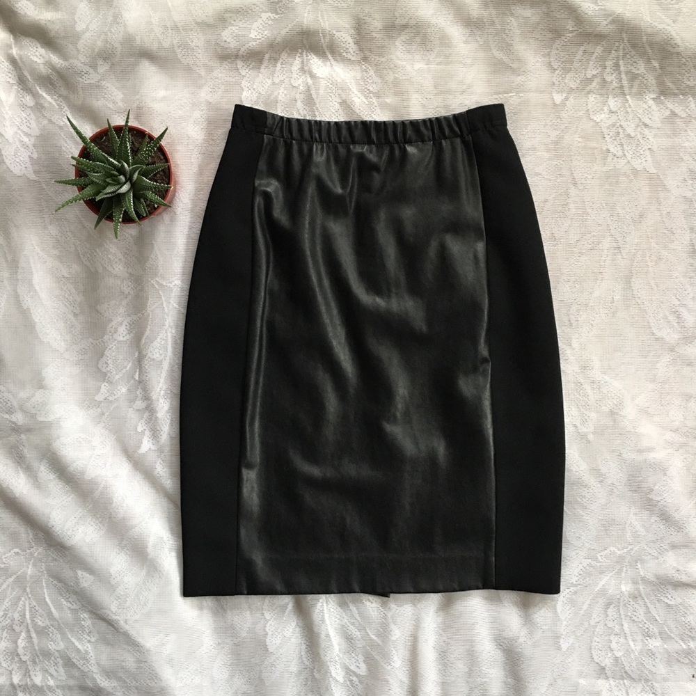 Aritzia | faux leather skirt, US 0